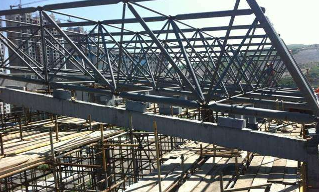 辛集简述网架公司的黑色压型钢板的吊装步履